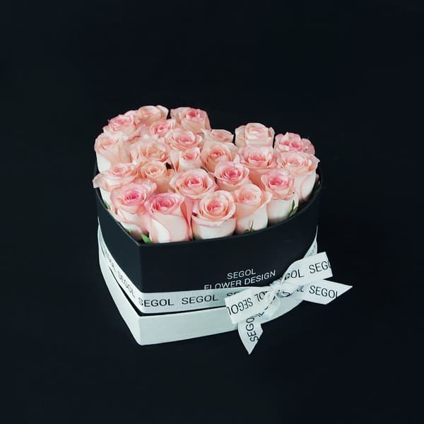 Pink-White Roses in Heart Pack - S