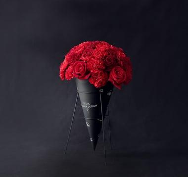 סידור פרחים בקונוס Red October