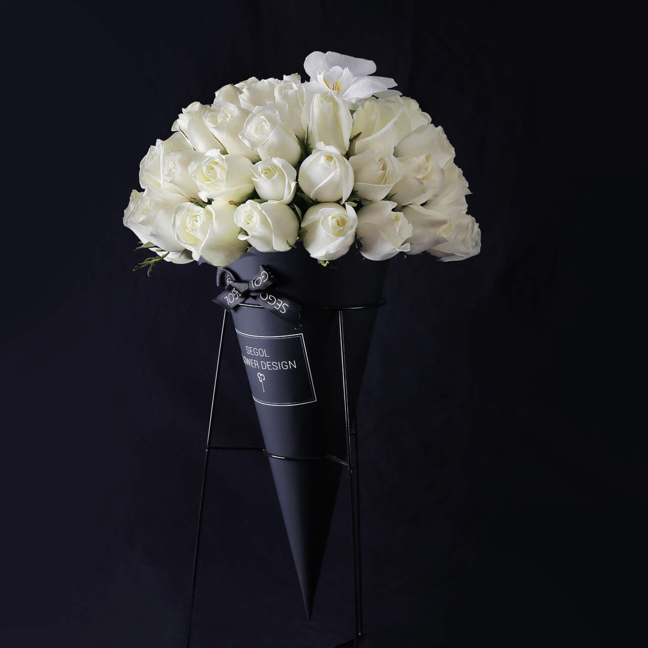 סידור פרחים בקונוס ELEGANT WHITE