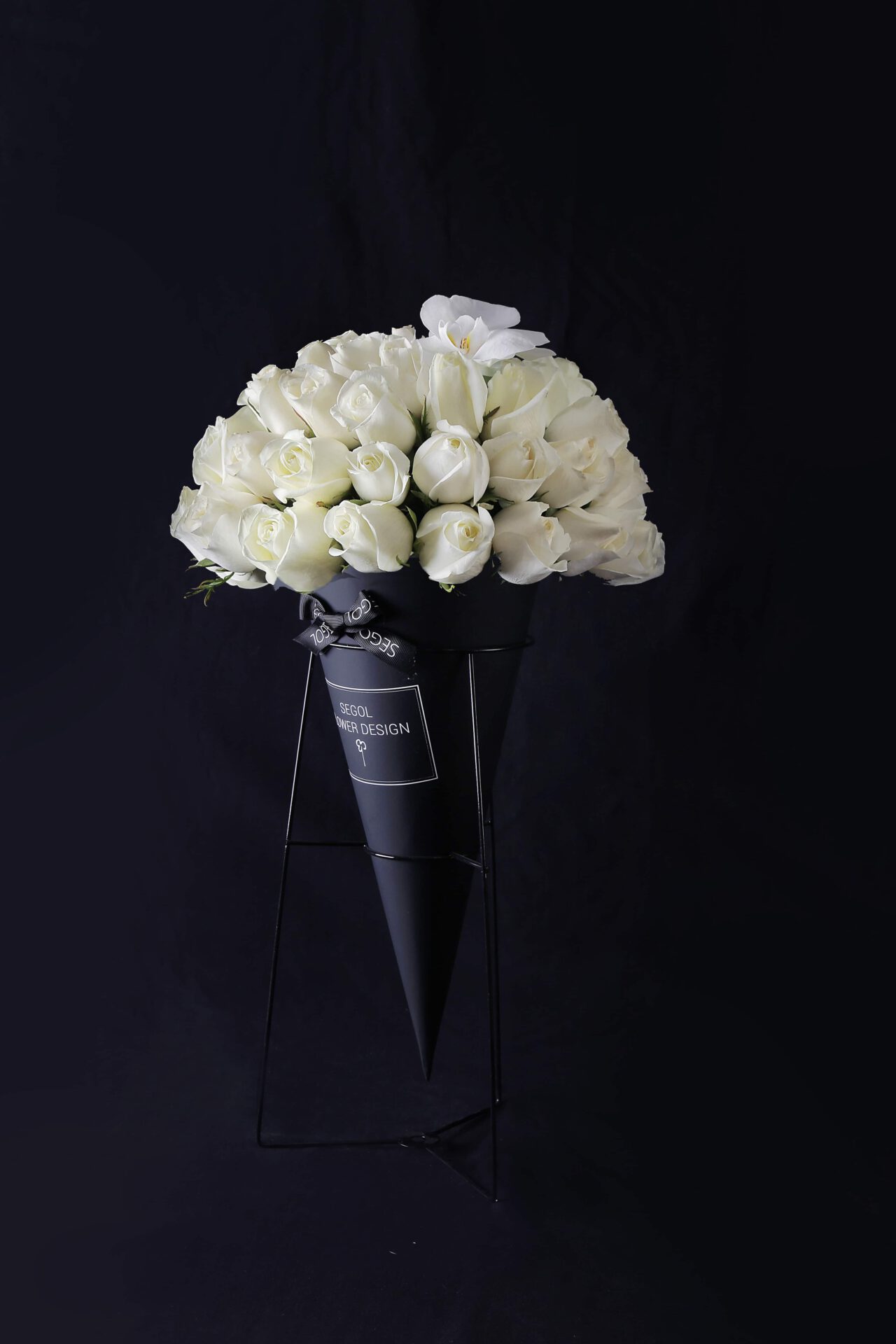 סידור פרחים בקונוס ELEGANT WHITE