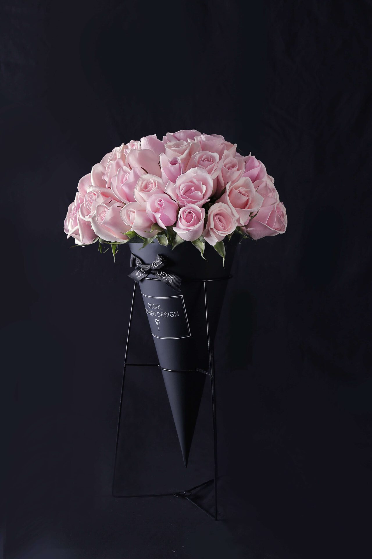 סידור פרחים בקונוס Pink Lady