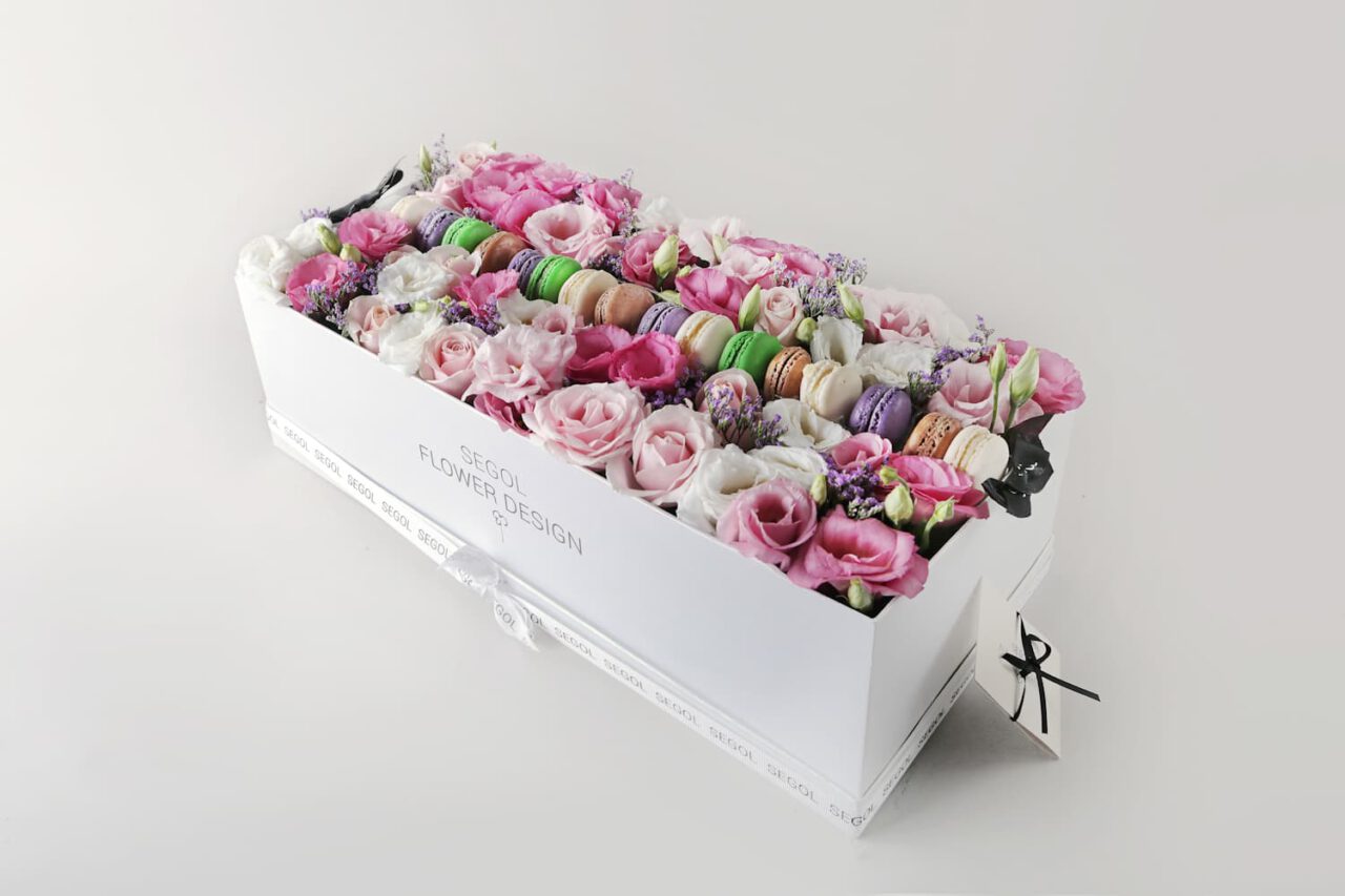 Mix Flowers Pastel - מיקס פרחים בשילוב ורדים ומקרונים -XL