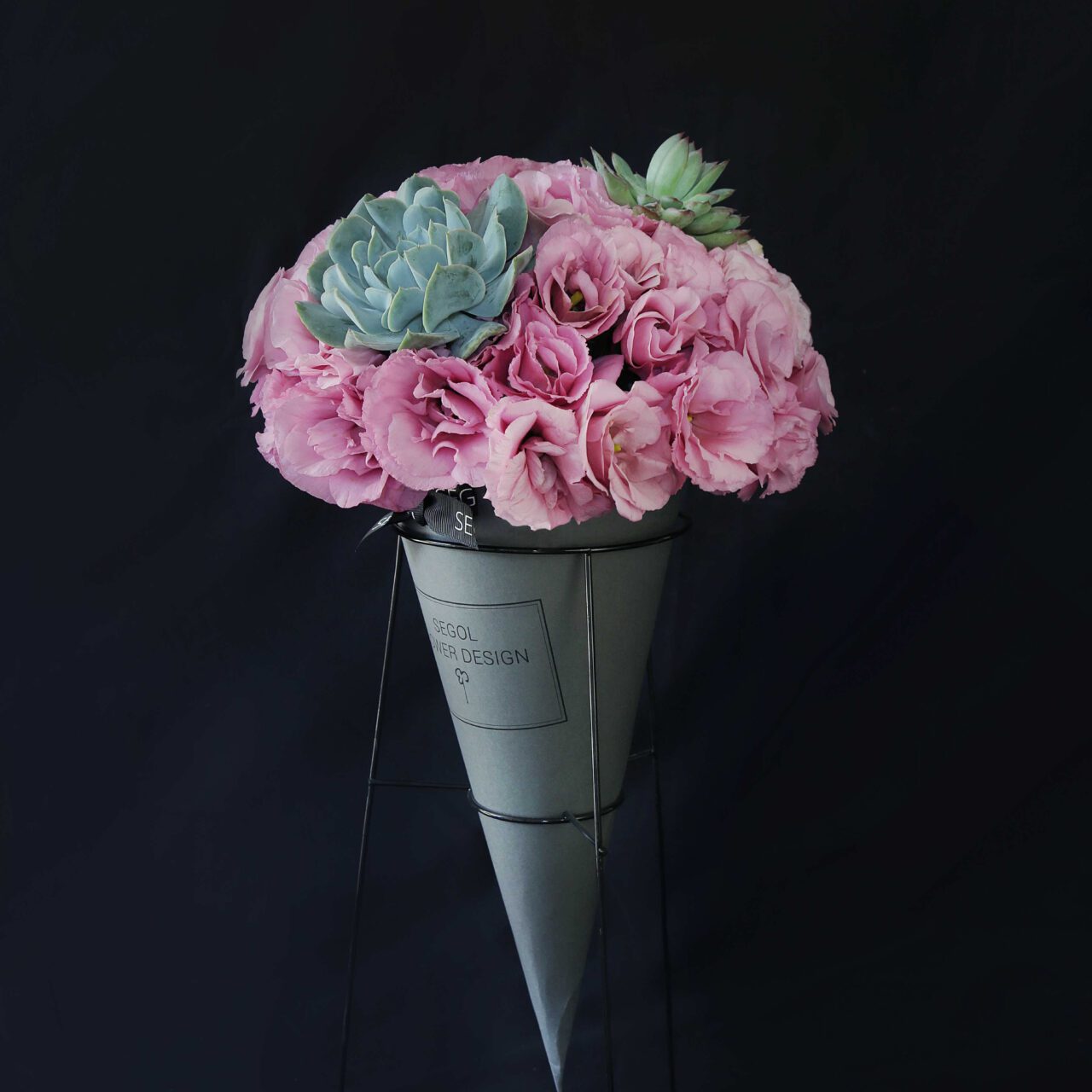סידור פרחים בקונוס Pink Tzabar