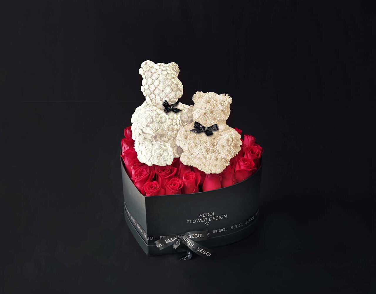 זוג דובים לבנים על בסיס ורד אדום בקופסאת לב