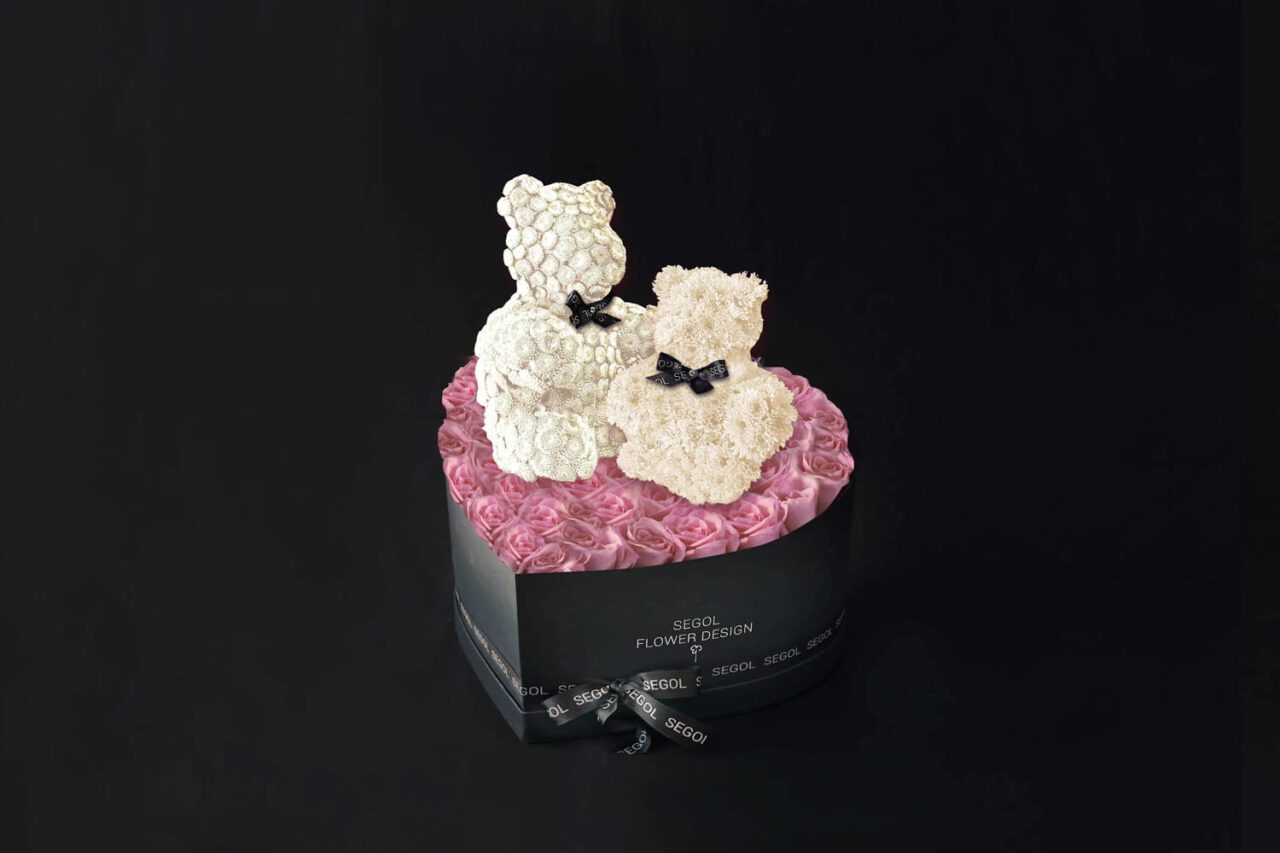 זוג דובים לבנים על בסיס ורד ורוד בקופסאת לב
