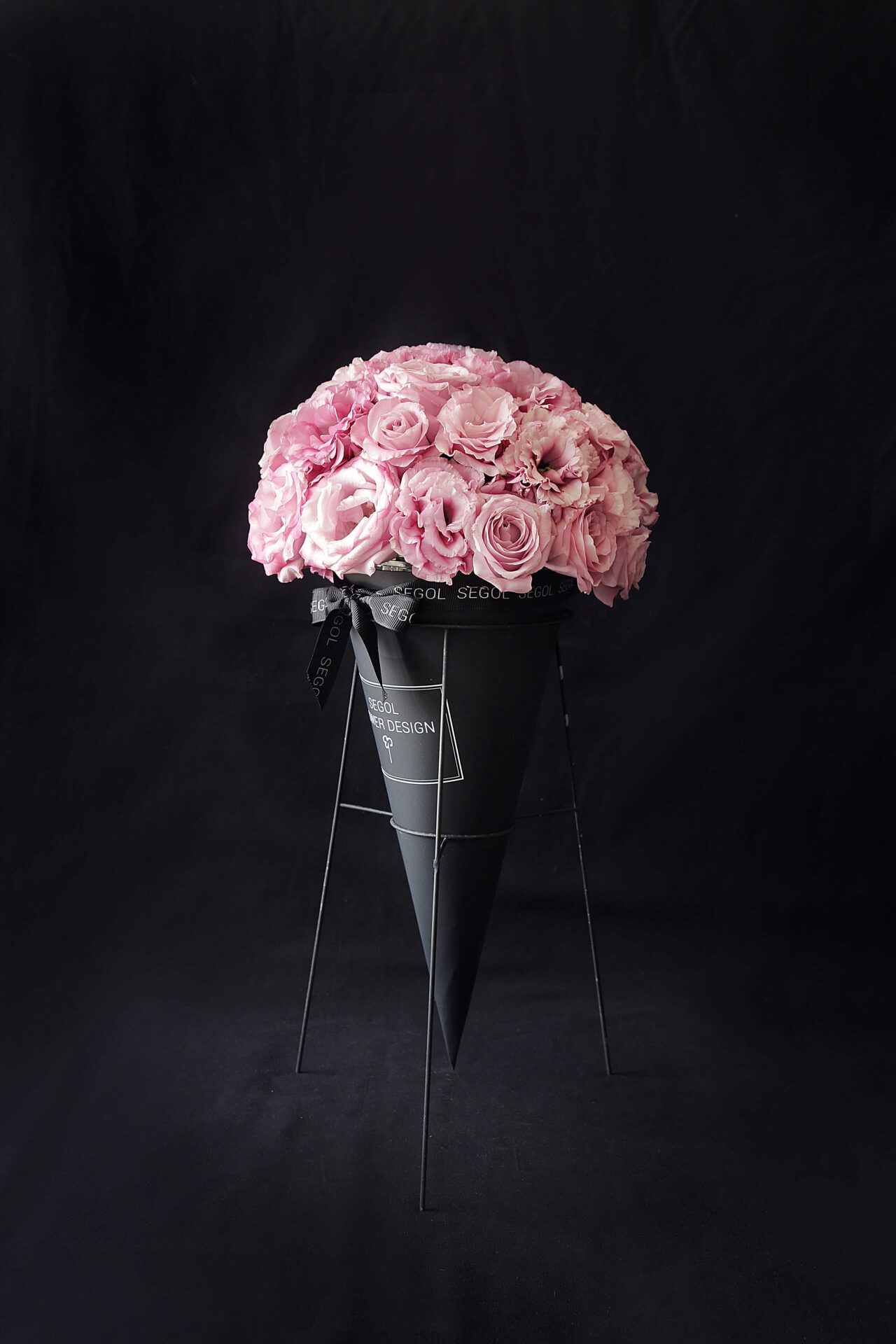 סידור פרחים בקונוס Pink Delight