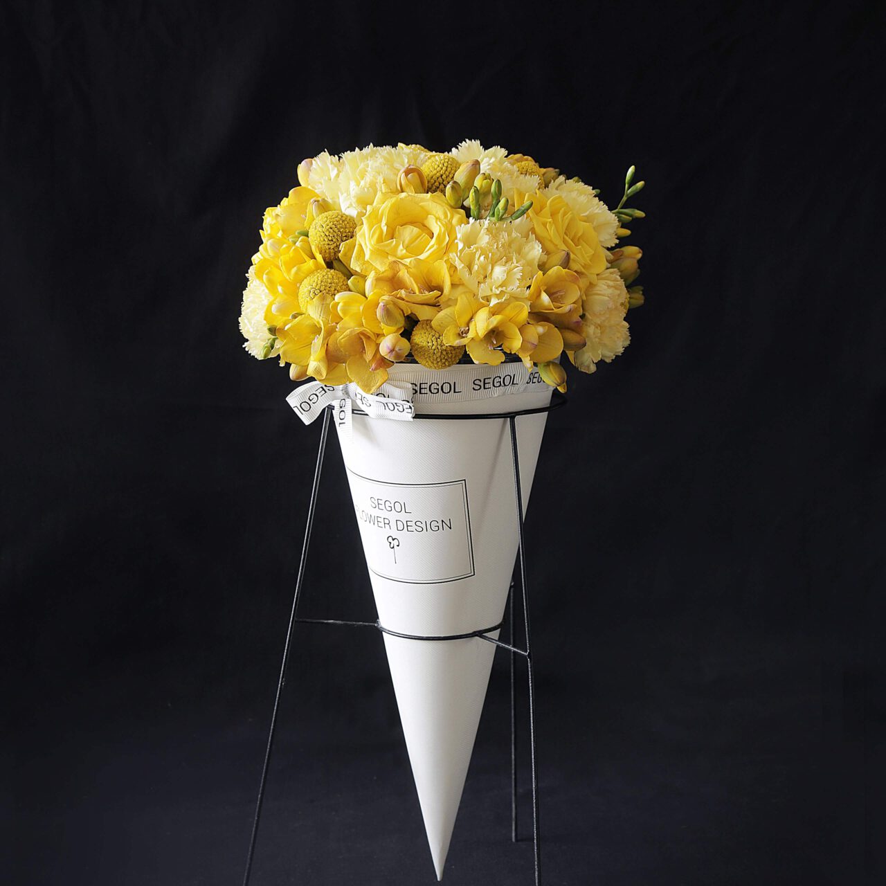 סידור פרחים בקונוס Yellow Crave