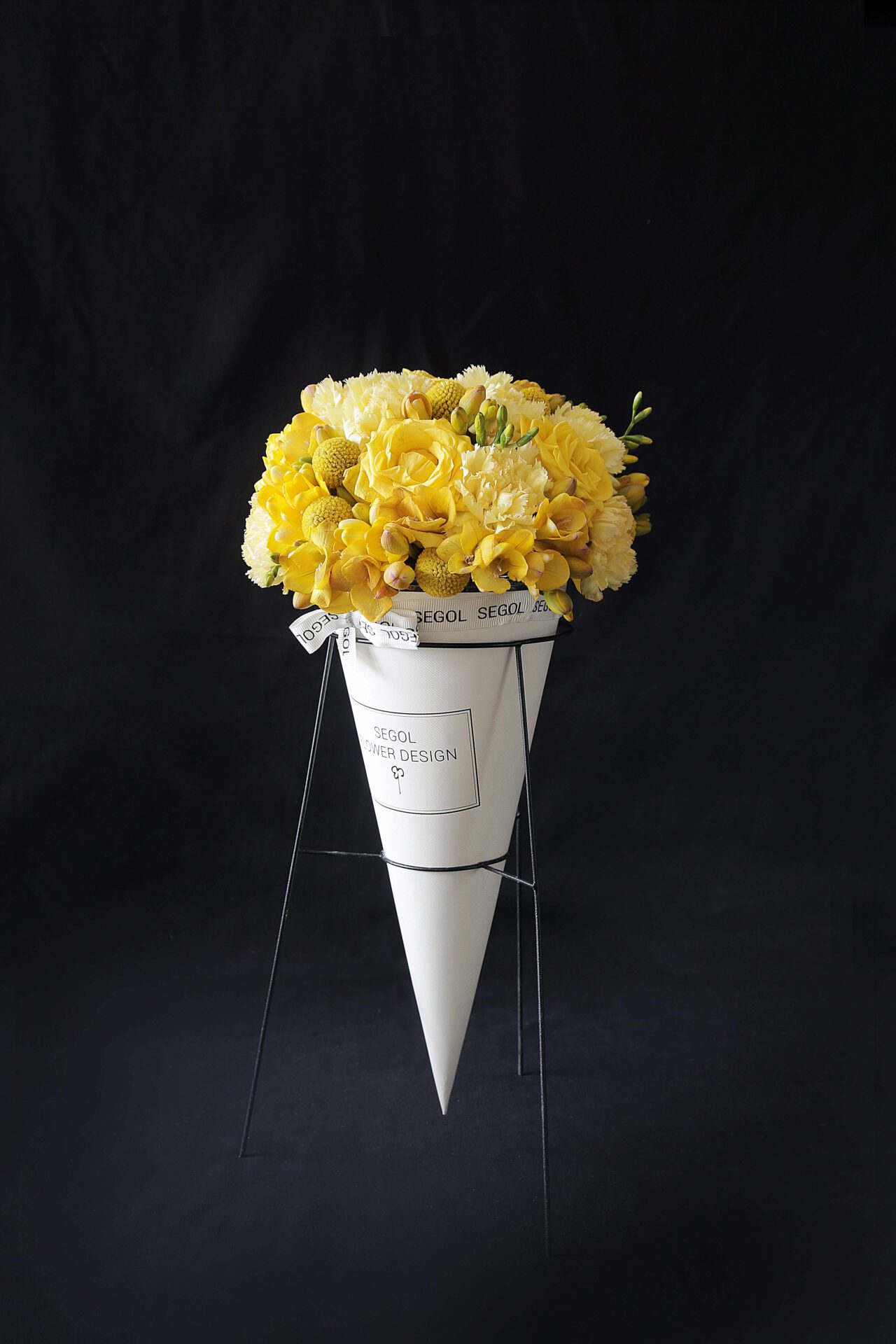 סידור פרחים בקונוס Yellow Crave